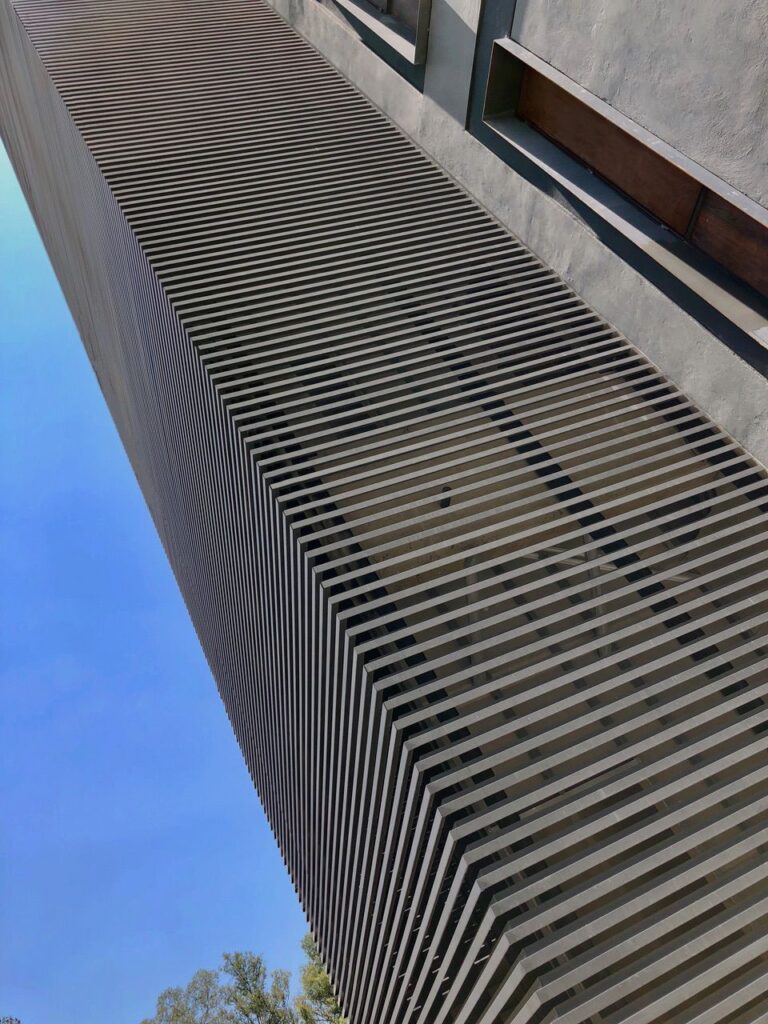 Louvers, elementos eficientes de control solar y ventilación Simpleyfácil