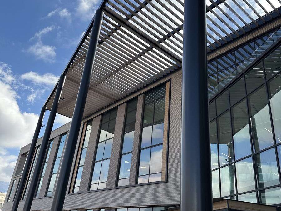 Orem City Hall: arquitectura cívica contemporánea con soluciones integrales de Simpleyfácil